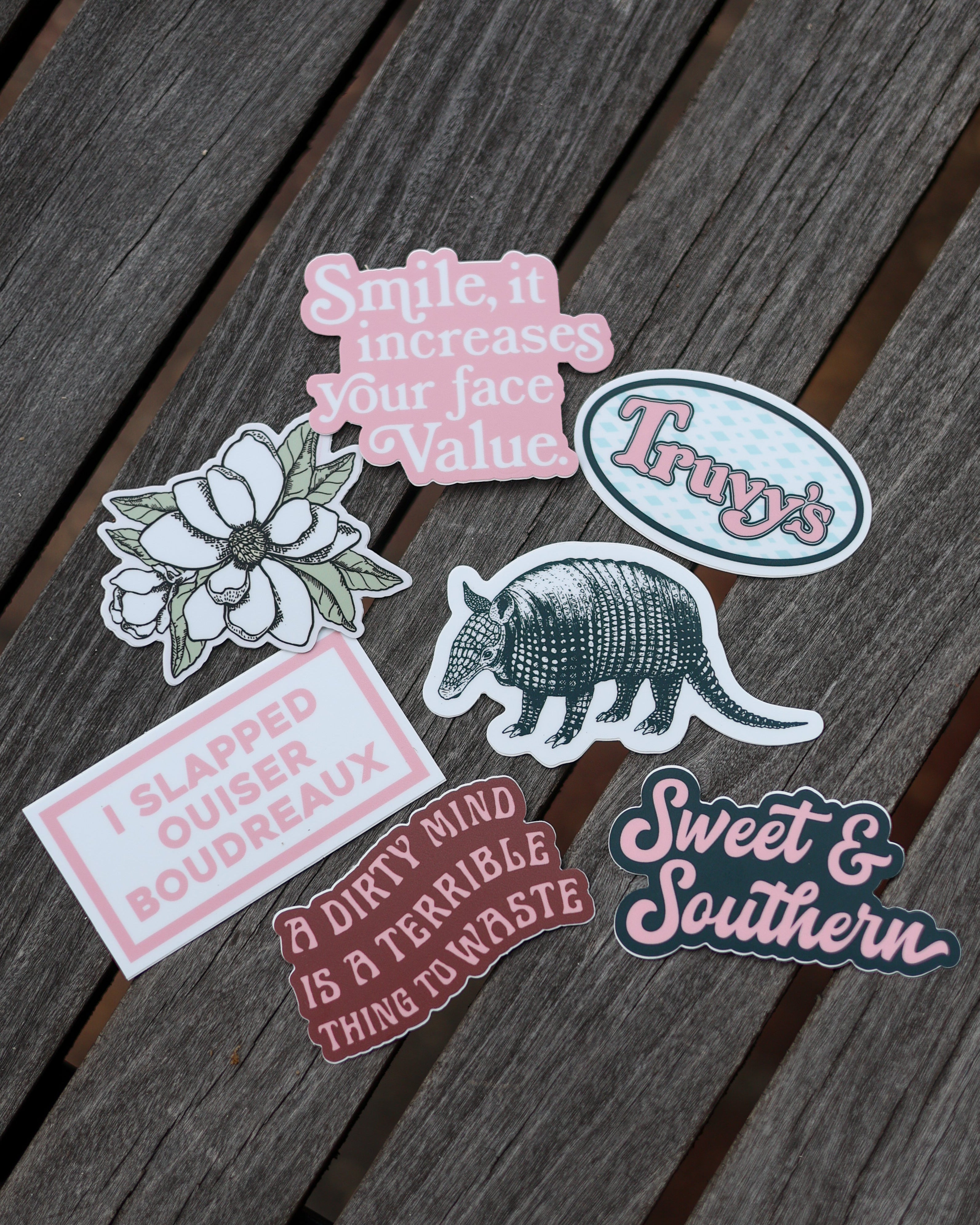 Celebrate the ultimate classic with a pack made for true fans. From Truvy’s salon to iconic one-liners, this collection lets you display your favorite quotes with pride.